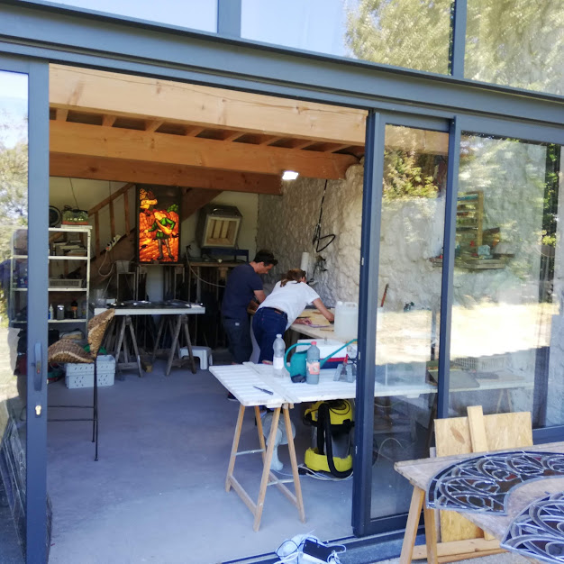 Espace de travail de Vitrail Toucouleur ouvert sur l’extérieur