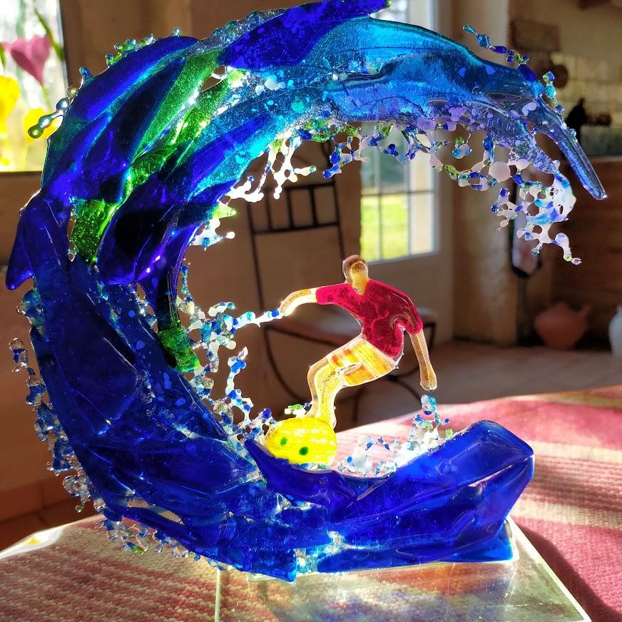 Sculpture de surfeur en fusing présentée par l’atelier